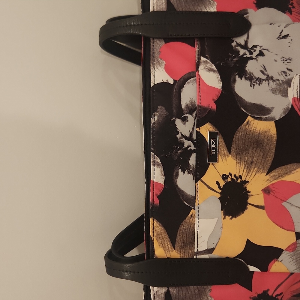 Tumi NWOT Everyday Tote - Picture 3 of 14